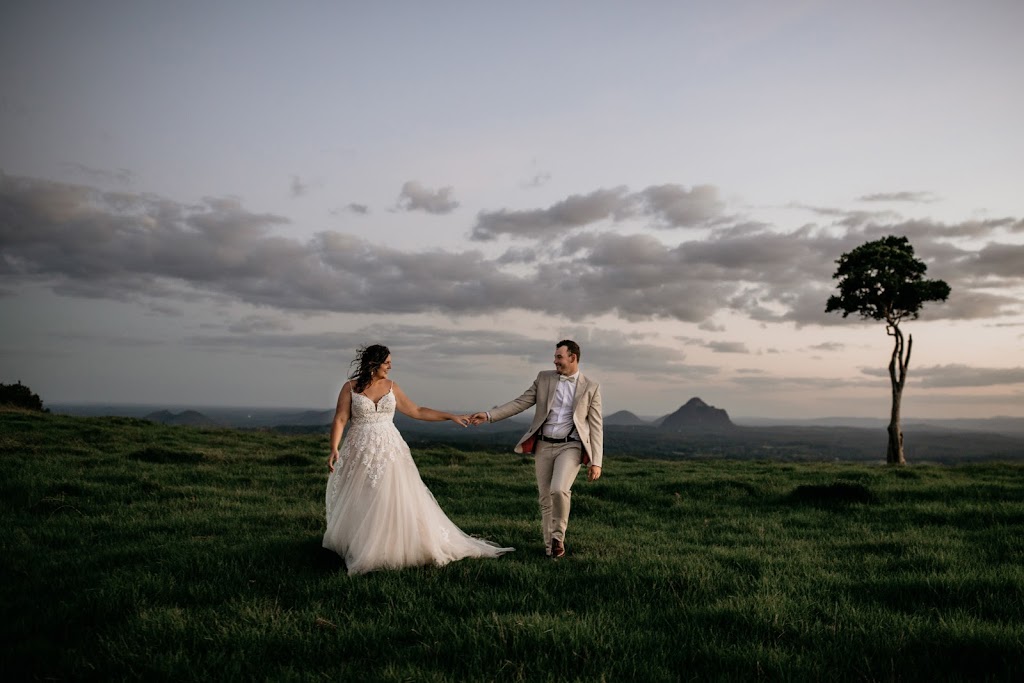 Feather and Finch Photography | 123 Castle Hill Dr, Gaven QLD 4211, Australia | Phone: (07) 5596 7409