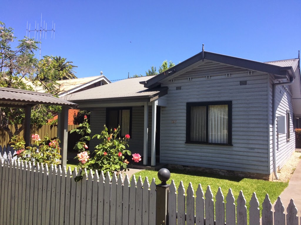 Bluebells Cottage Albury | lodging | 747 Vine St, Albury NSW 2640, Australia | 0498988978 OR +61 498 988 978