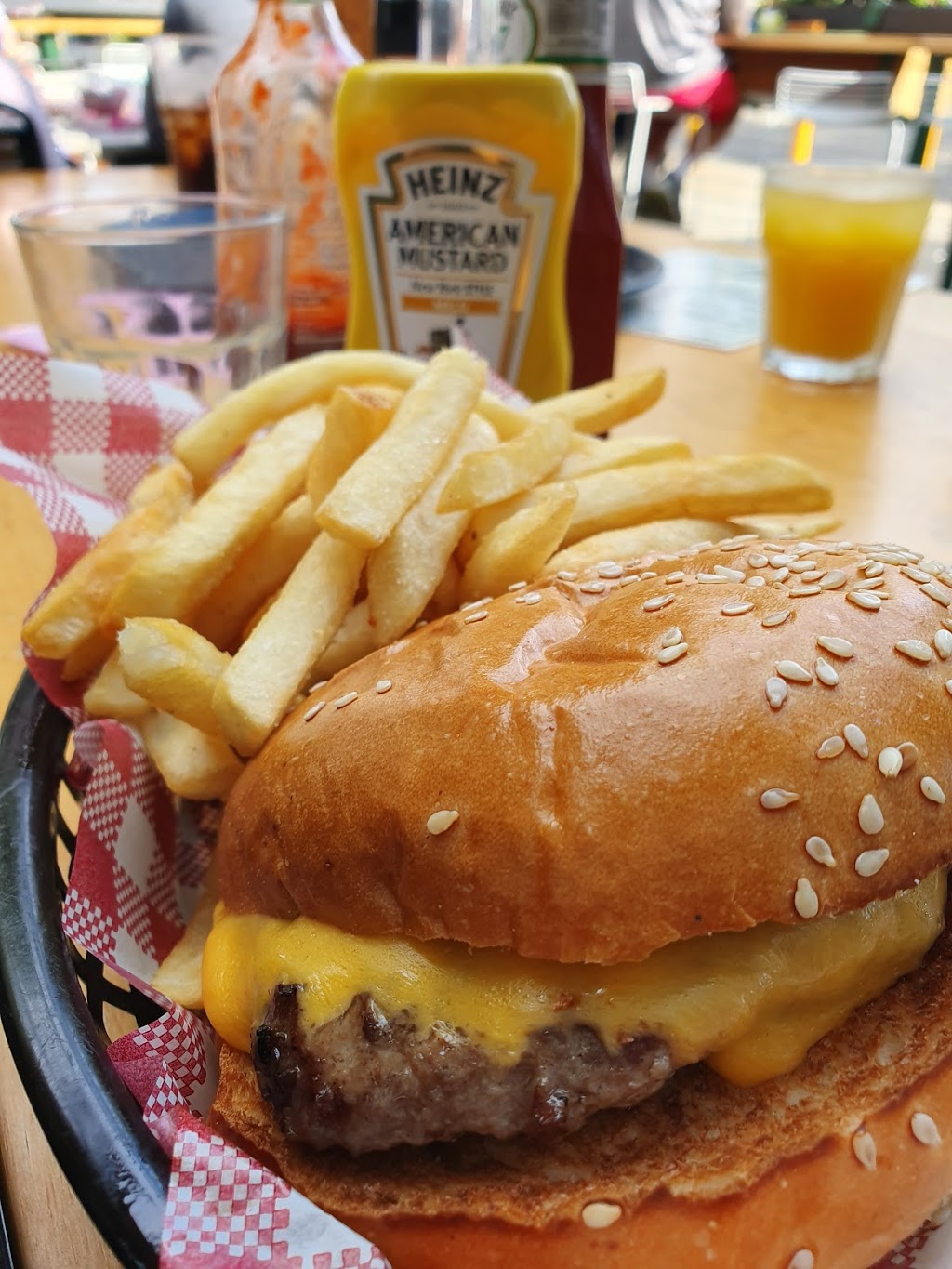 Backyard Burger Kitchen | Errol Flynn Boulevard, Entertainment Quarter, Moore Park NSW 2021, Australia | Phone: (02) 9358 3857