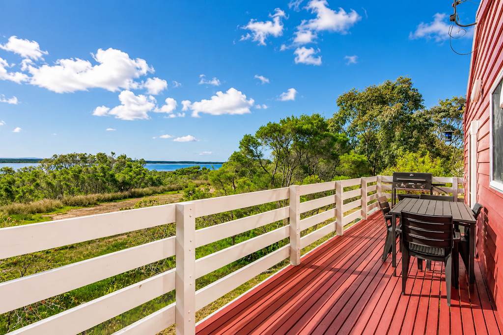 Carlenes Getaway | Lake Views, Beach & Games Hub | 18 Sanctuary Rd, Loch Sport VIC 3851, Australia | Phone: 0402 148 176
