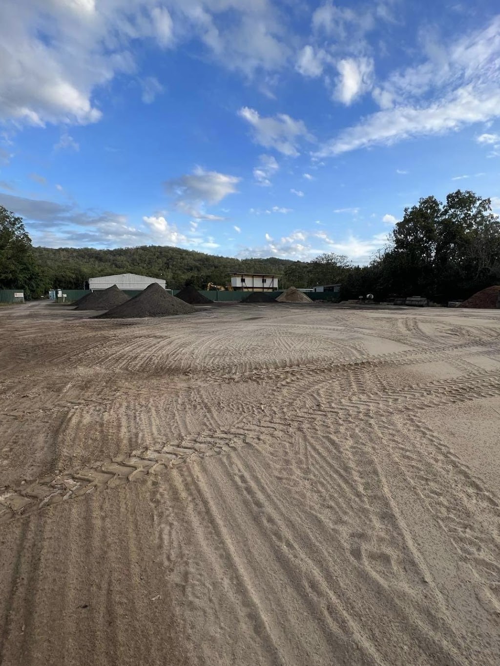 Harris Haulin Pty Ltd | 159 Marlborough Sarina Rd, Sarina QLD 4737, Australia | Phone: (07) 4956 1279