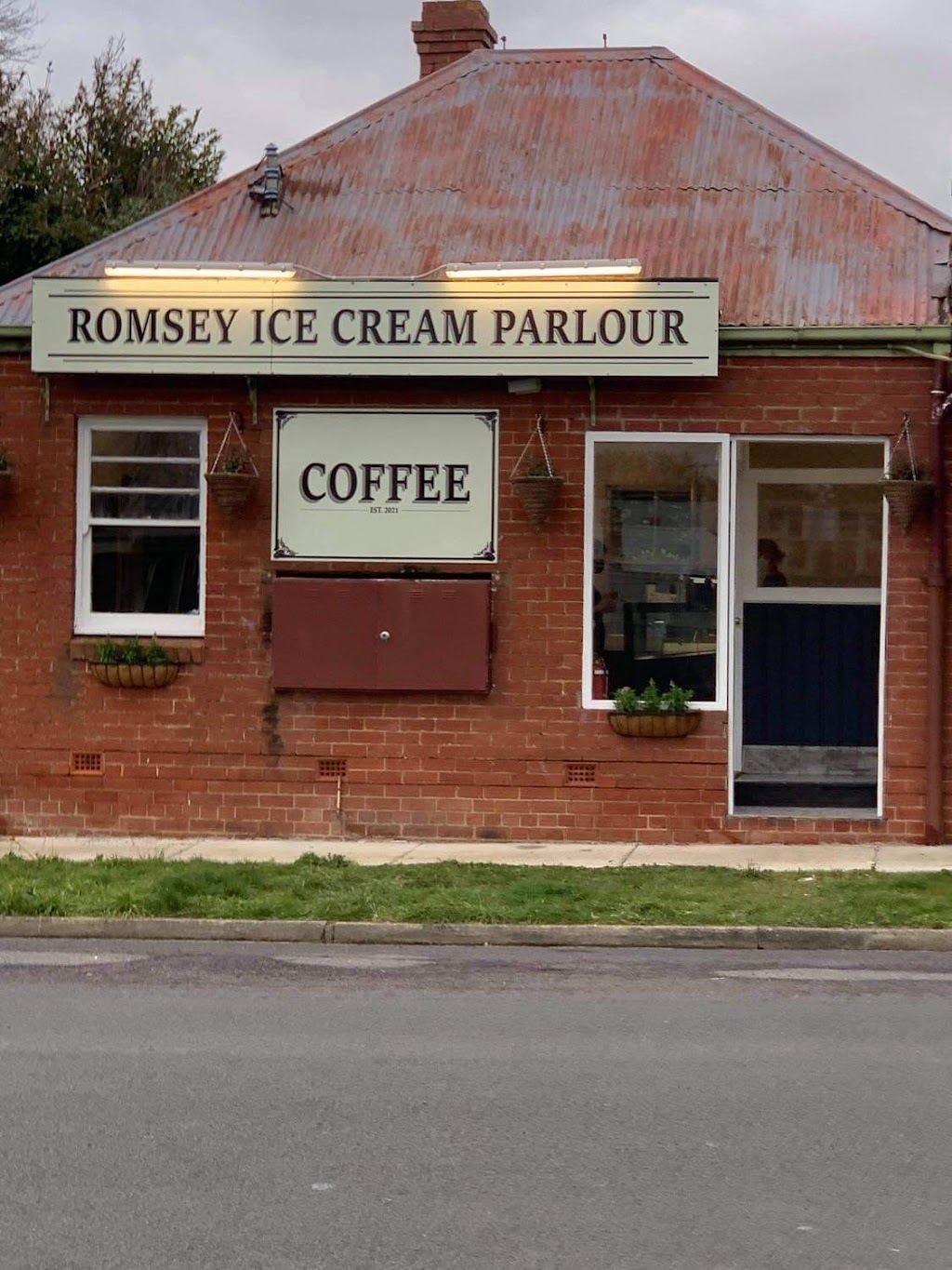Romsey ice cream parlour | food | 110 Main St, Romsey VIC 3434, Australia | 0478015740 OR +61 478 015 740