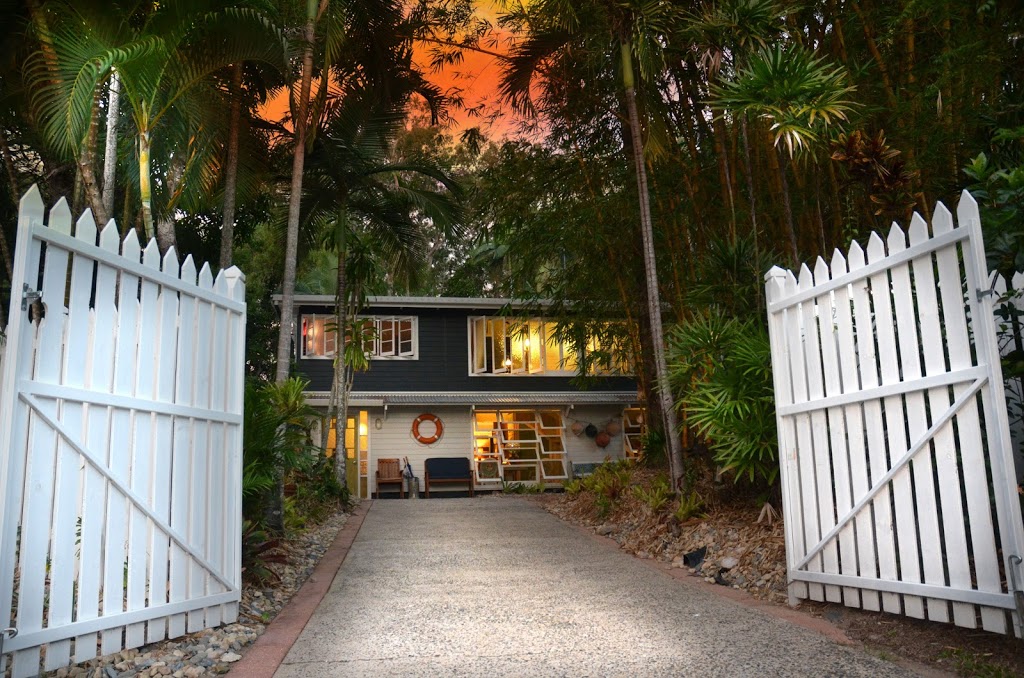 Artists Beach House | lodging | 24 Sorrento Cres, Port Douglas QLD 4877, Australia | 0756410278 OR +61 7 5641 0278
