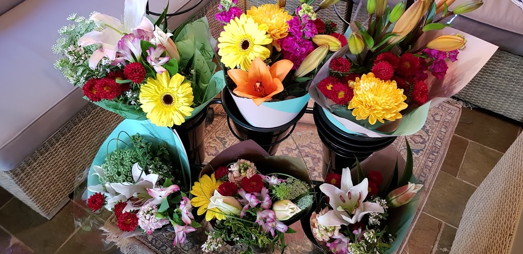 Beachmere Collee Florist | 64 Bishop Rd, Beachmere QLD 4510, Australia | Phone: 0423 018 418