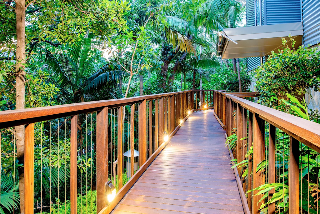 Waves #1 Beach Hotel Stradbroke Island | 164 Dickson Way, Point Lookout QLD 4183, Australia | Phone: (07) 3415 3949