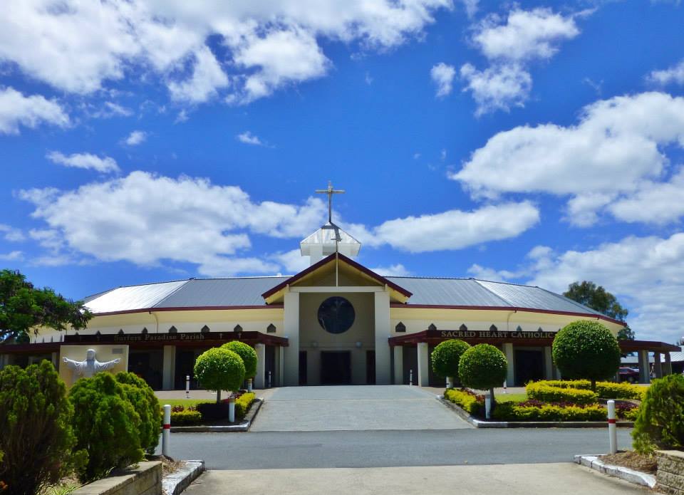 Sacred Heart Church | church | 50 Fairway Dr, Clear Island Waters QLD 4226, Australia | 0755725433 OR +61 7 5572 5433