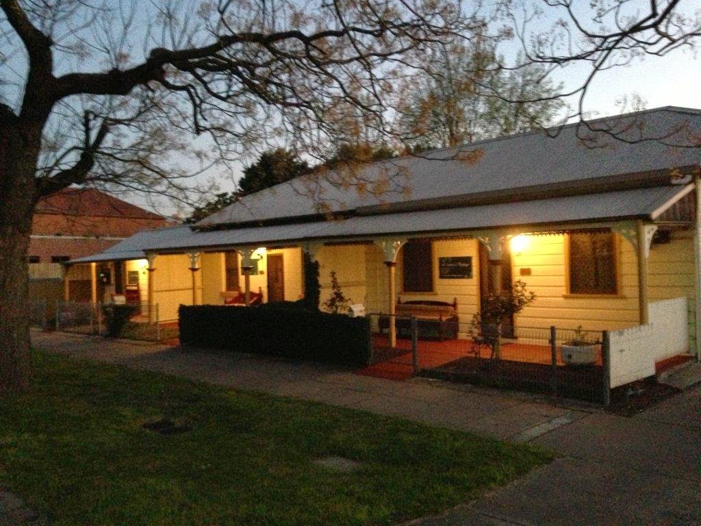 A Settlers Cottage Accommodation Bathurst CBD | 140-142/144 Keppel St, Bathurst NSW 2795, Australia | Phone: (02) 6337 5111