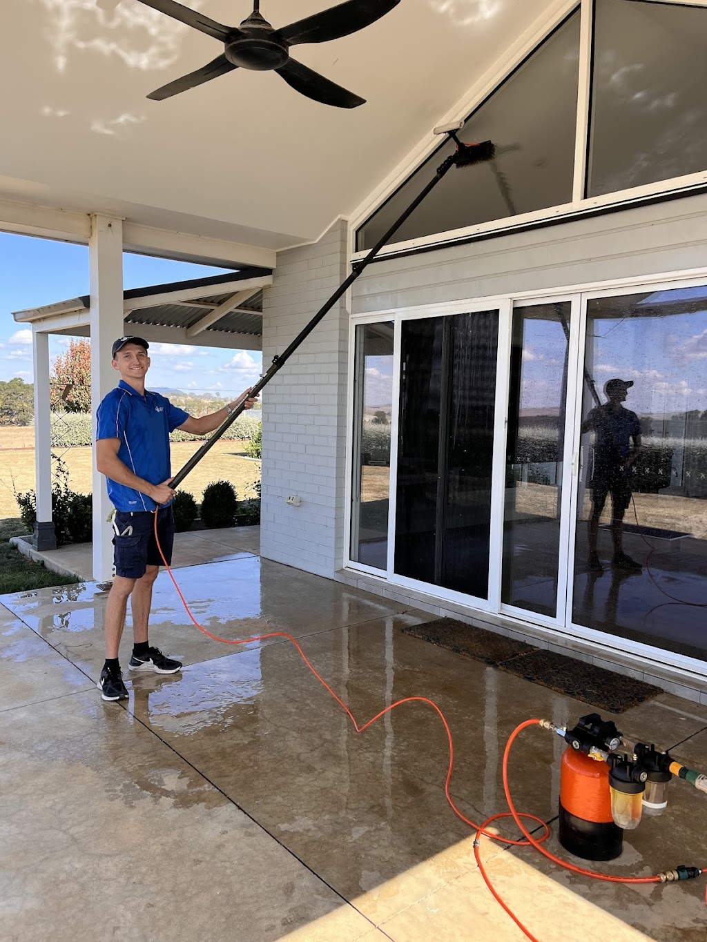Coast Window Cleaning | 17 Emerald Pl, Green Point NSW 2428, Australia | Phone: 0447 066 708