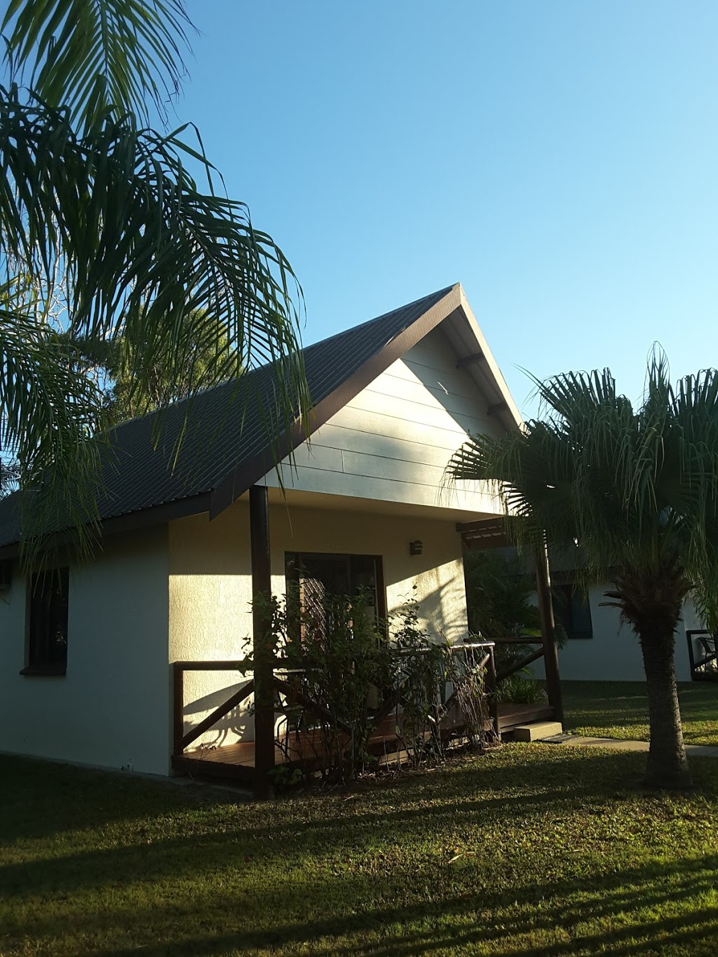 Whitsunday Cabins | 12 Patterson St, Midge Point QLD 4799, Australia | Phone: (07) 4947 6161