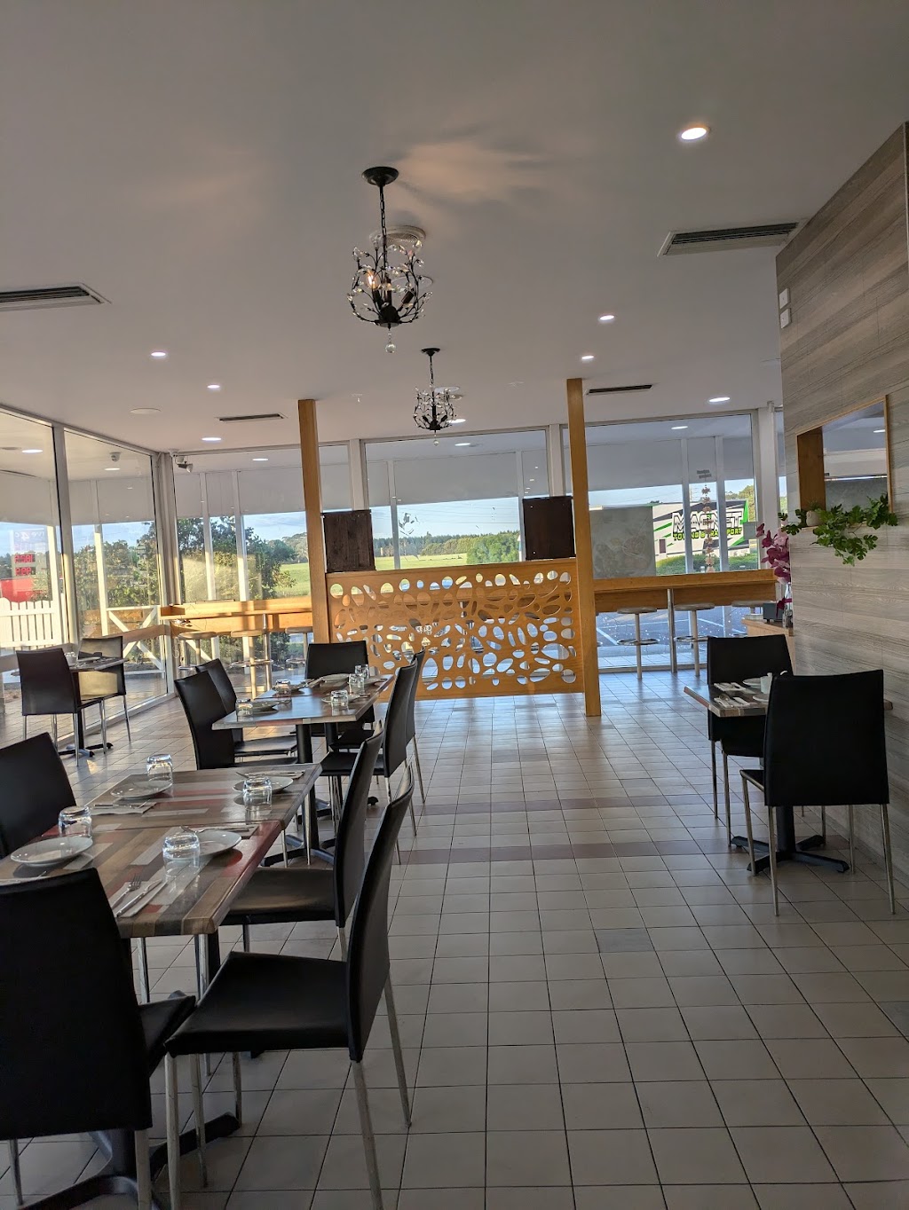 Dalchini café, bar and restaurant | 9389 National Highway M8, Warrenheip VIC 3352, Australia | Phone: (03) 5329 3323