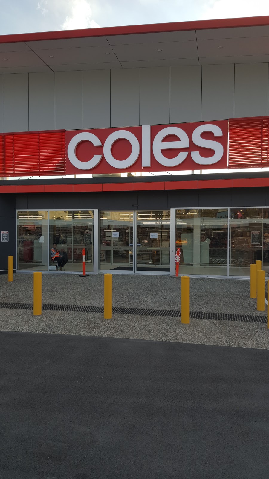 Coles Pacific Pines | supermarket | 2 Norris St, Pacific Pines QLD 4211, Australia | 0756441300 OR +61 7 5644 1300
