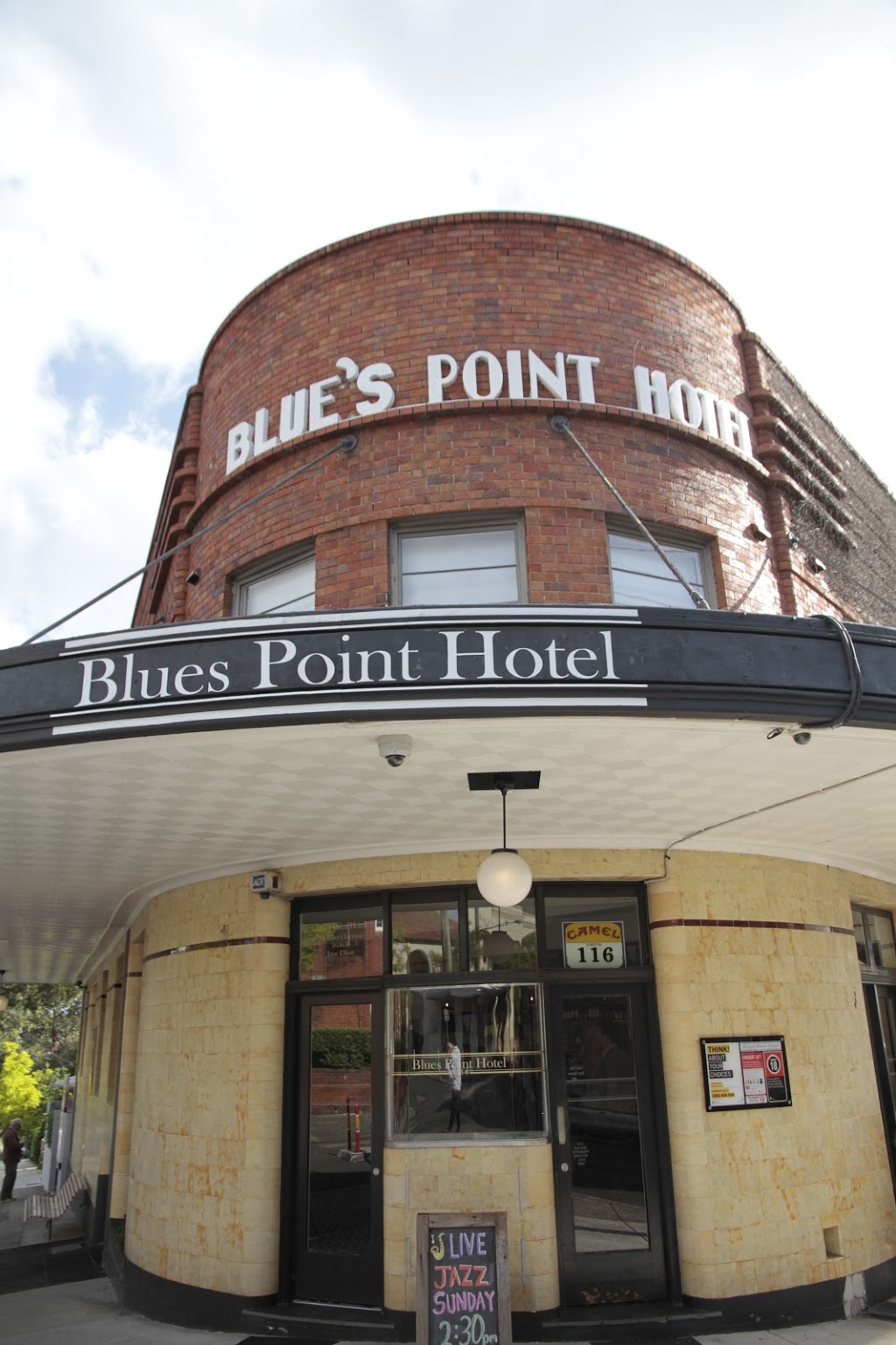 Blues Point Hotel | 116 Blues Point Rd, McMahons Point NSW 2060, Australia | Phone: (02) 9955 2675