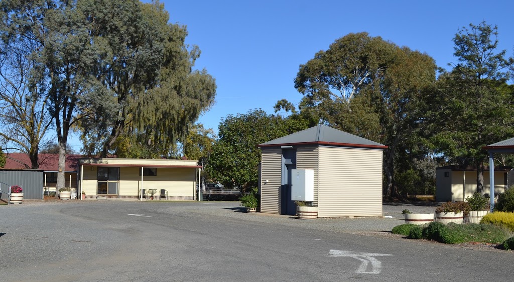 Riverton Caravan Park | Corner of Oxford Terrace and Torrens Road, Barrier Highway SA 5422, Australia | Phone: (08) 8847 2419