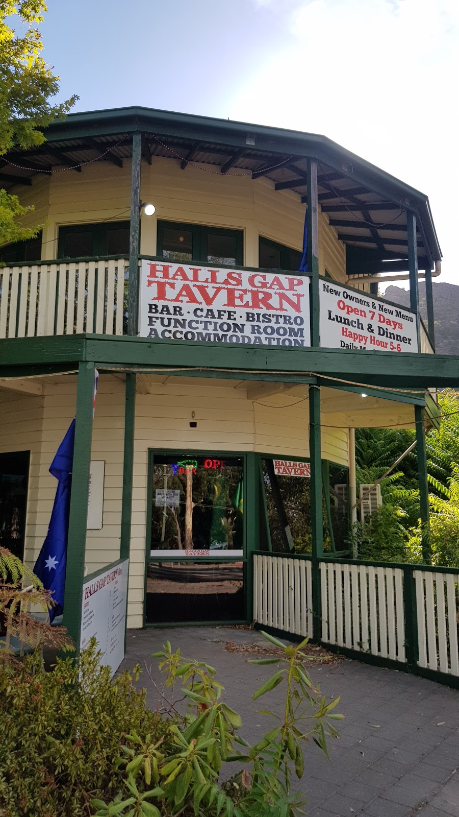 Halls Gap Tavern | lodging | 124-126 Grampians Rd, Halls Gap VIC 3381, Australia | 0353564232 OR +61 3 5356 4232