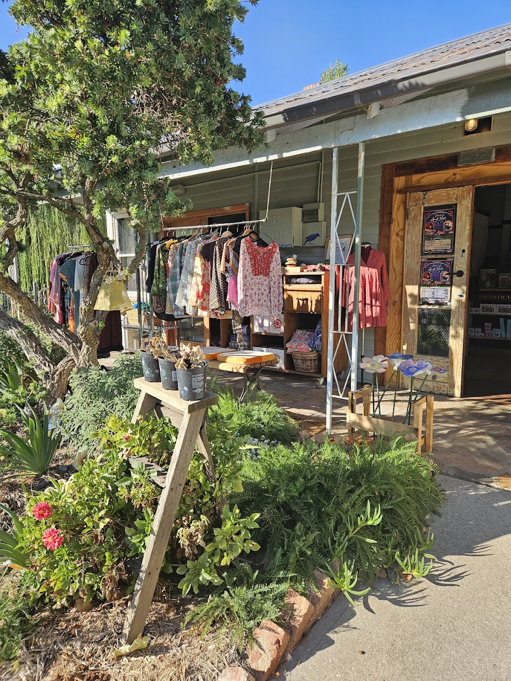 Bowerbird House | 1 Jobling St, Bethanga VIC 3691, Australia | Phone: 0415 089 171