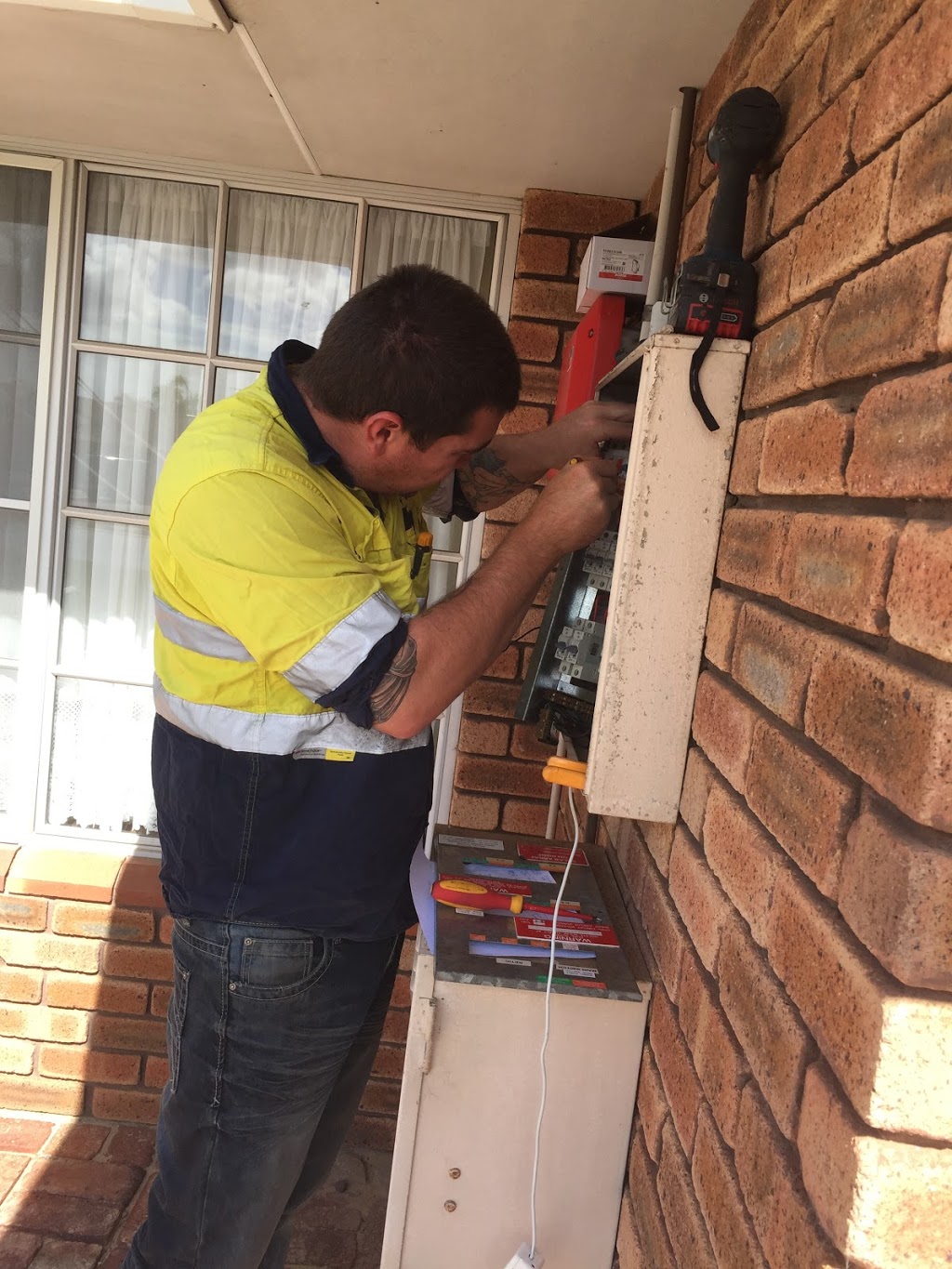 APW Electrical | electrician | 6/13 Day Rd, Rockingham WA 6168, Australia | 0895271695 OR +61 8 9527 1695