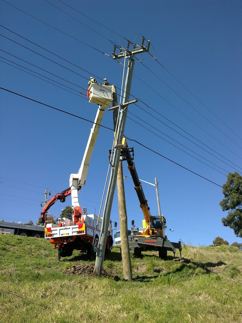 McMahons Power Lines Pty Ltd | 400 Comleroy Rd, Kurrajong NSW 2758, Australia | Phone: (02) 4576 1243