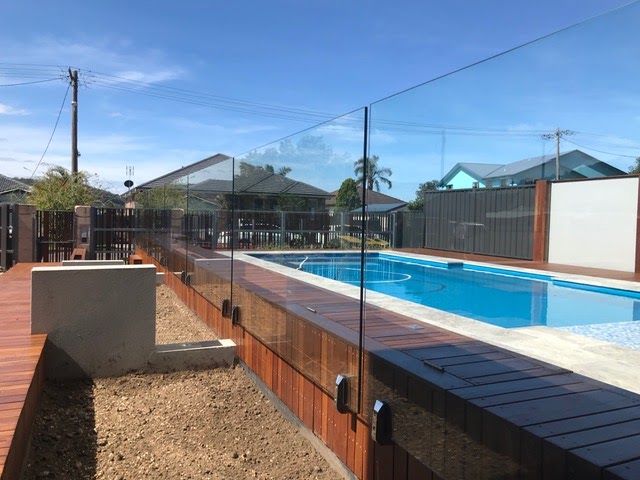 Seamless Fencing and Glass | 5 Linell Cl, Kincumber NSW 2250, Australia | Phone: 0418 435 876