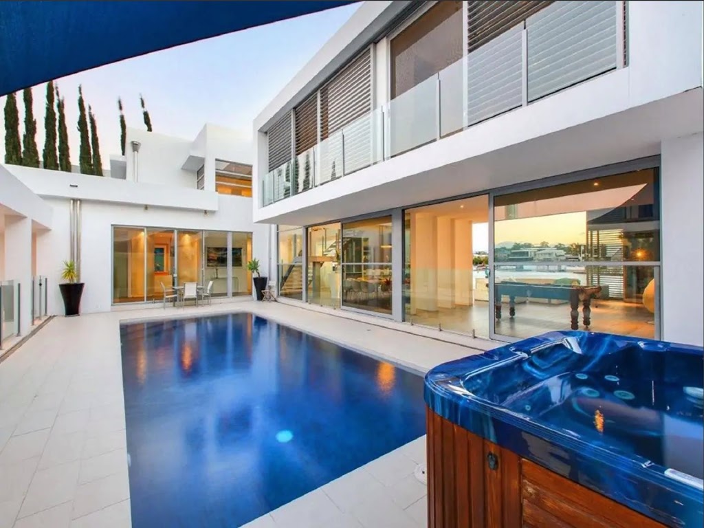 Luxury Waterfront Home | 68 The Promenade, Surfers Paradise QLD 4217, Australia | Phone: 0400 205 549