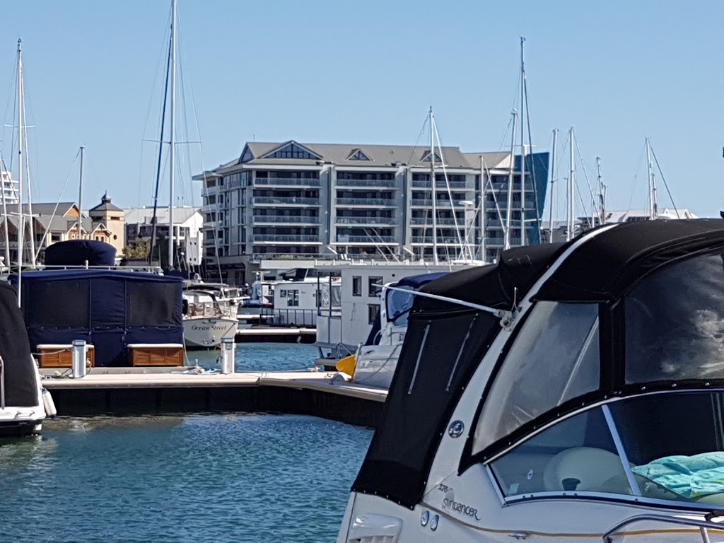 Waters Edge Luxury | lodging | 48 Dolphin Dr, Mandurah WA 6210, Australia | 0419190797 OR +61 419 190 797