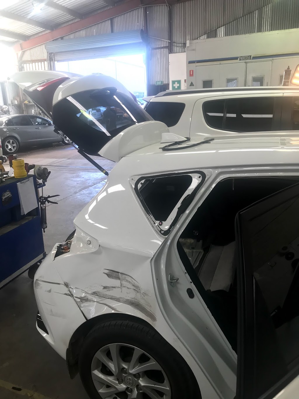 Deans windscreens | car repair | 42 Hill St, East Tamworth NSW 2340, Australia | 0428001211 OR +61 428 001 211