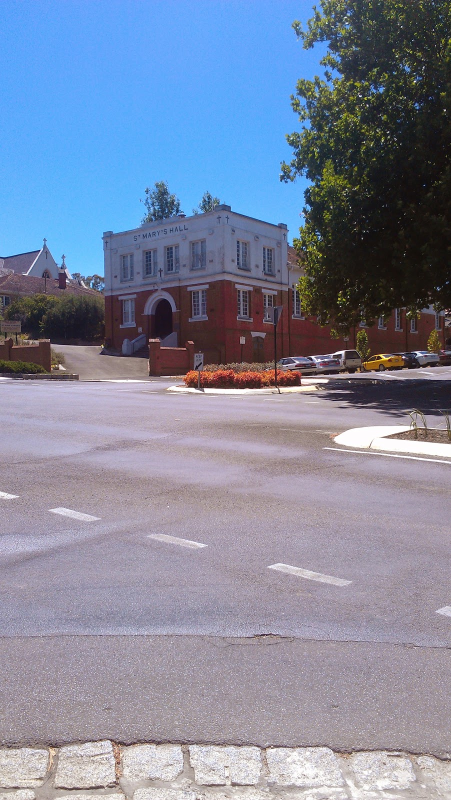 Castlemaine Visitor Information Centre | 44 Mostyn St, Castlemaine VIC 3450, Australia | Phone: (03) 5471 1795