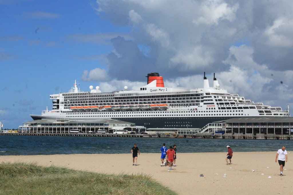 IGA X-press Beacon Cove | 103 Beach St, Port Melbourne VIC 3207, Australia | Phone: (03) 9645 1355