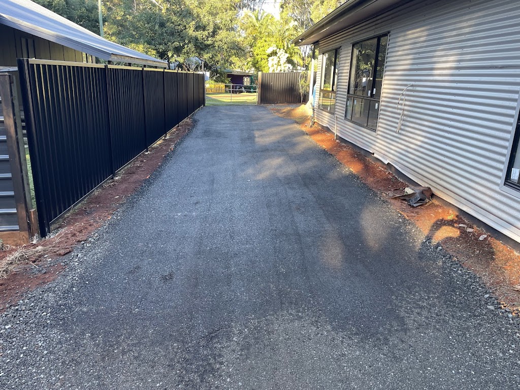 Dazzas Lil digger | Wattle St, Russell Island QLD 4184, Australia | Phone: 0473 501 689