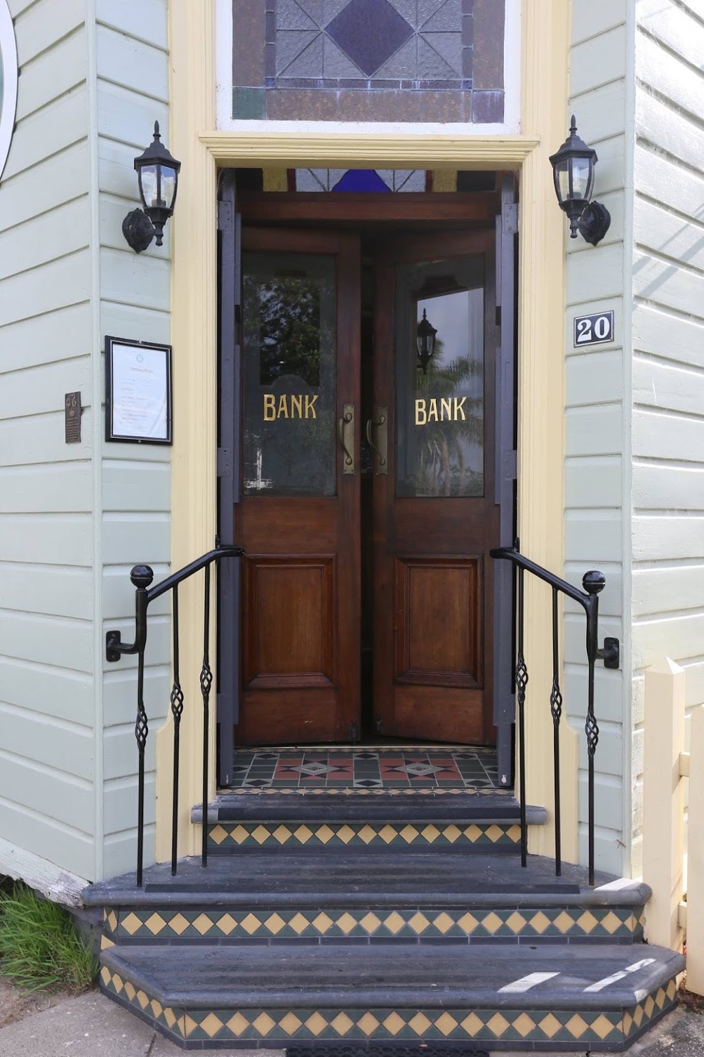 The OLD BANK Gladstone Licensed Restaurant cafe | restaurant | 20 Kinchela St, Gladstone NSW 2440, Australia | 0265674800 OR +61 2 6567 4800
