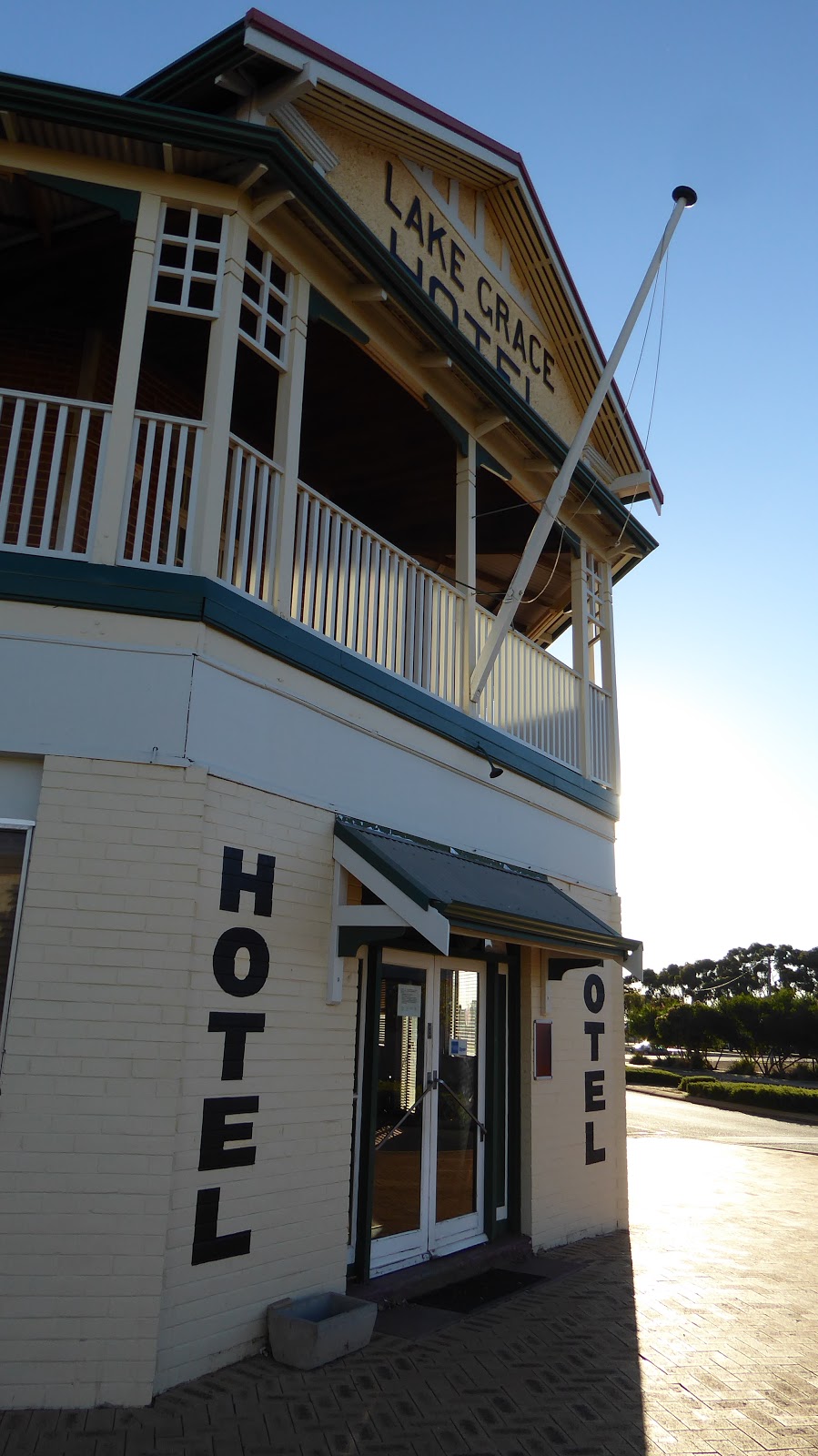 Lake Grace Hotel Motel | 16 Stubbs St, Lake Grace WA 6353, Australia | Phone: (08) 9865 1219