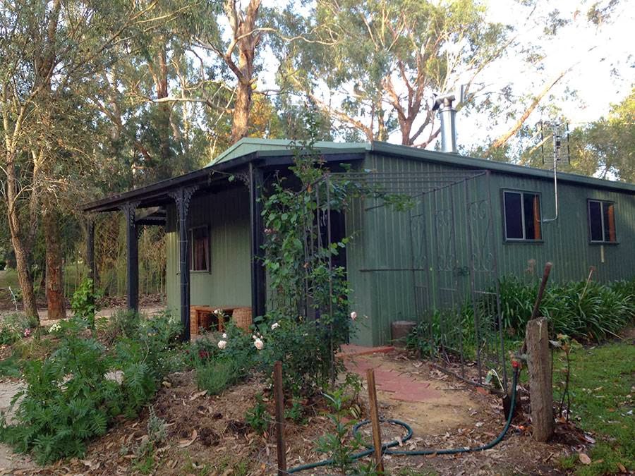 Deep Creek Gully Farm Stay Cottage and Wildlife Shelter | lodging | 35 Gooch Rd, Stratford VIC 3862, Australia | 0351457144 OR +61 3 5145 7144