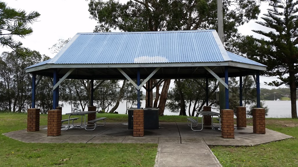 Bolton Point Community Hall |  | 68 Middle Point Rd, Bolton Point NSW 2283, Australia | 0249210333 OR +61 2 4921 0333