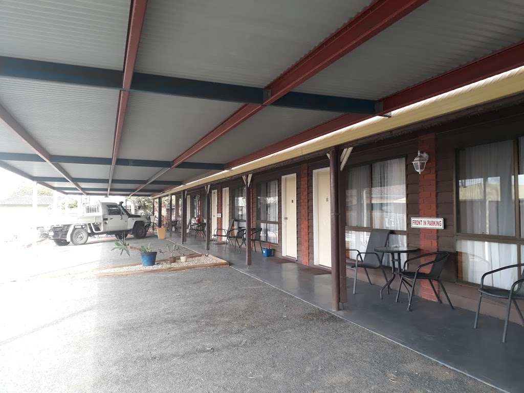 Country Roads Motor Inn | 268-270 Neeld St, West Wyalong NSW 2671, Australia | Phone: (02) 6972 2300