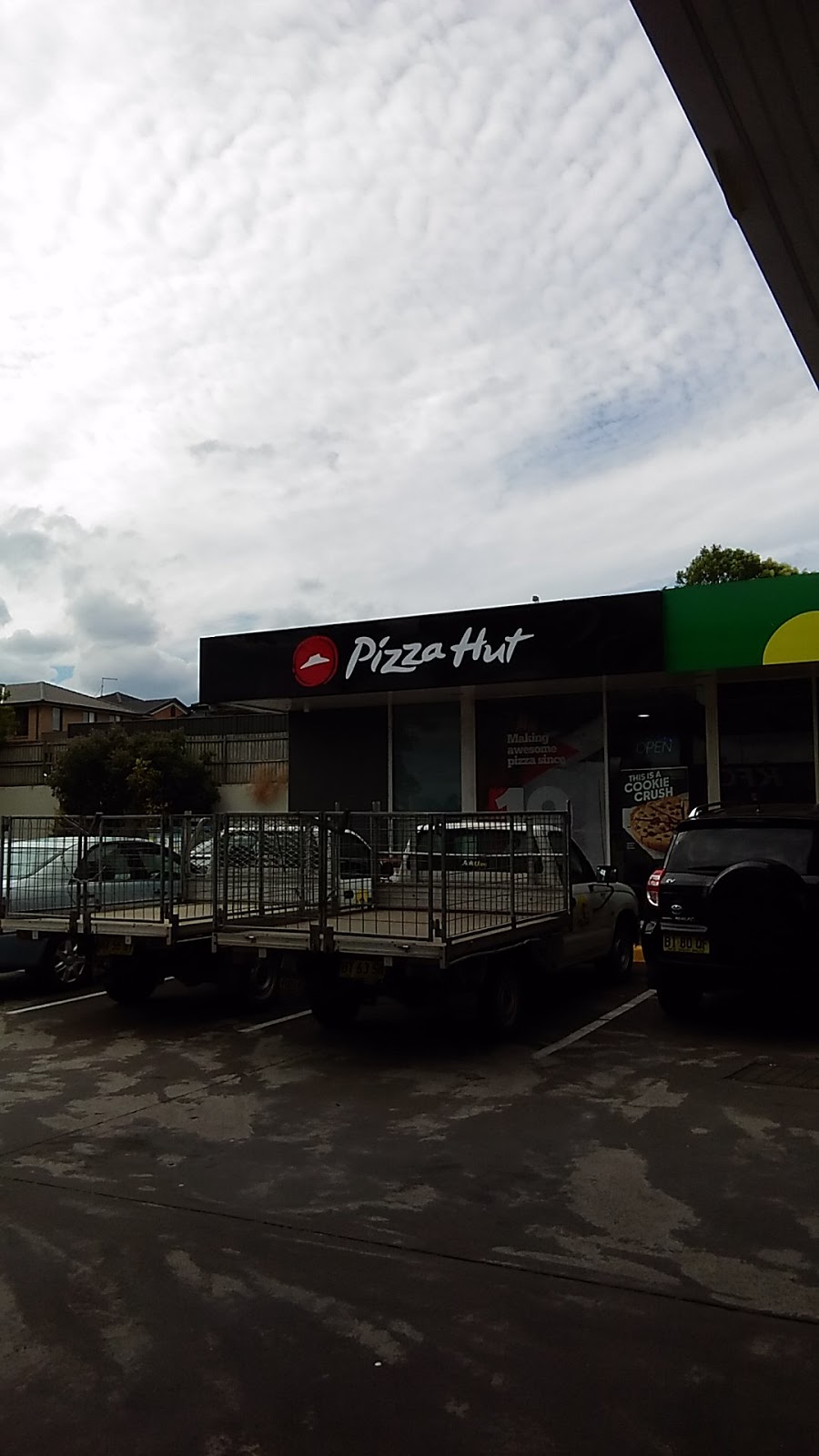 Pizza Hut West Hoxton Park | meal delivery | Cnr Cowpasture &, Fifteenth Ave, Sydney NSW 2171, Australia | 131166 OR +61 131166