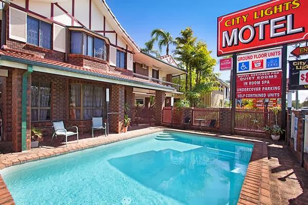 City Lights Motel | 35 Minjungbal Dr, Tweed Heads South NSW 2486, Australia | Phone: (07) 5524 3004