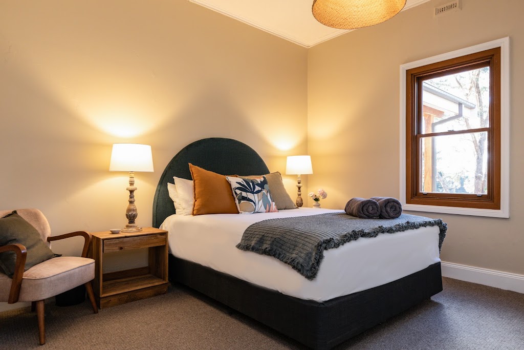 Highgrove Cottage | 379 Henry Lawson Dr, Eurunderee NSW 2850, Australia | Phone: 0417 240 294