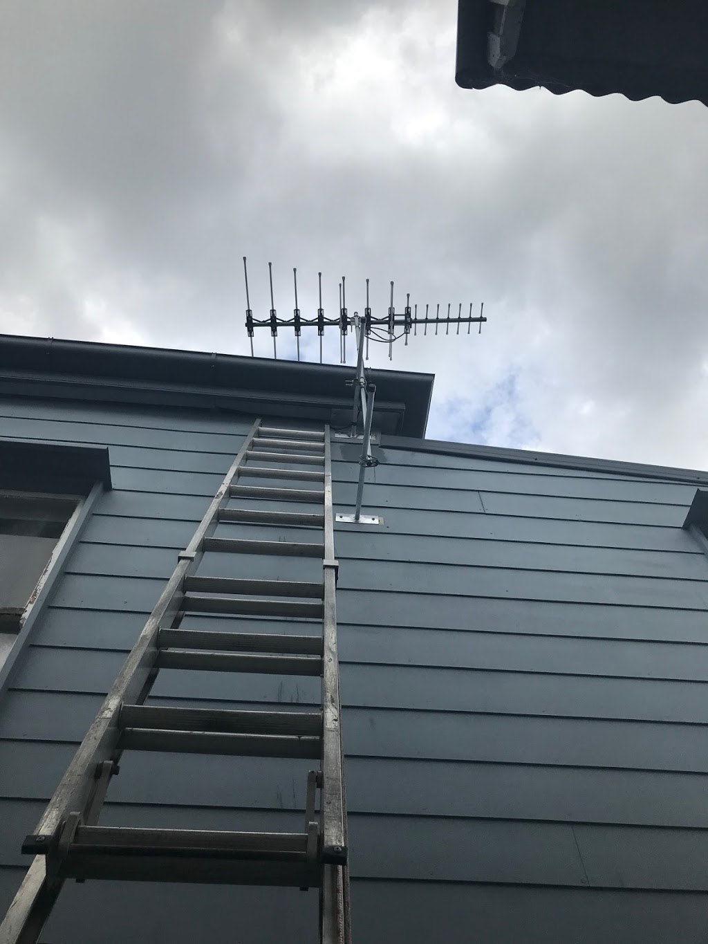 Brisbane Antenna Professionals | TV Antenna repair service Brisb | car repair | 6 Maywood Cres, Calamvale QLD 4116, Australia | 0488035006 OR +61 488 035 006