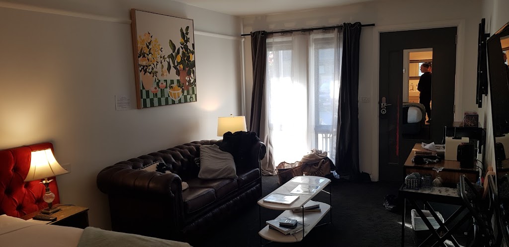 Daylesford Art Motel | 2 East St, Daylesford VIC 3460, Australia | Phone: (03) 5312 2772