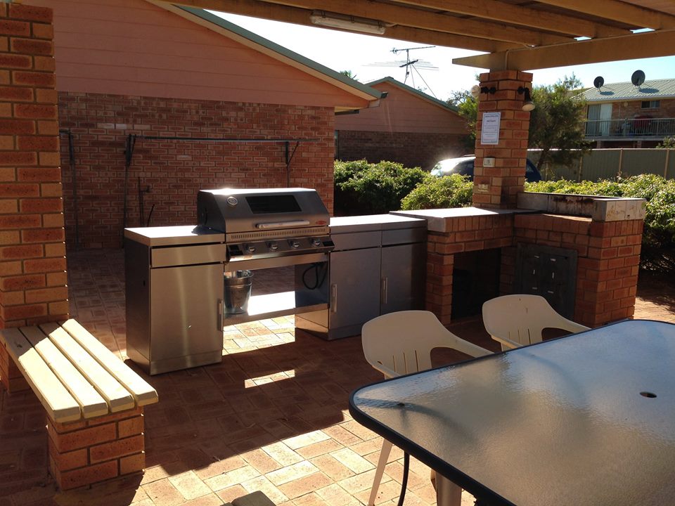 Leeman Holiday Units | lodging | Nairn St & Tamarisk Street, Leeman WA 6514, Australia | 0438207556 OR +61 438 207 556