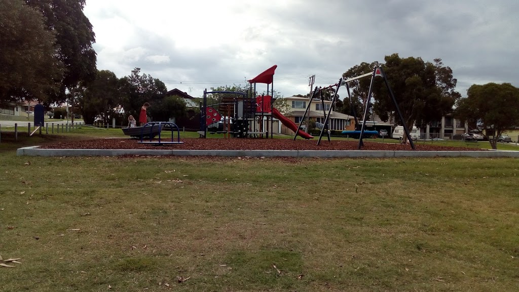 Edwards Park Playground |  | 10/12 First St, Booragul NSW 2284, Australia | 0249210333 OR +61 2 4921 0333
