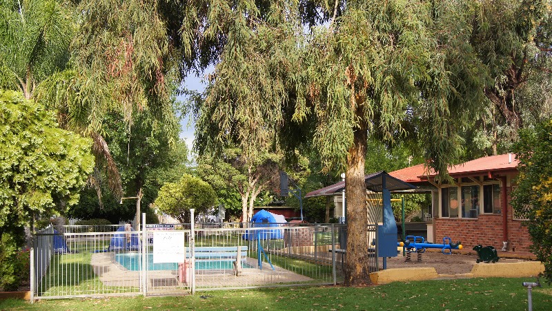 Young Tourist Caravan Park | rv park | 17 Edwards St, Young NSW 2594, Australia | 0263822190 OR +61 2 6382 2190