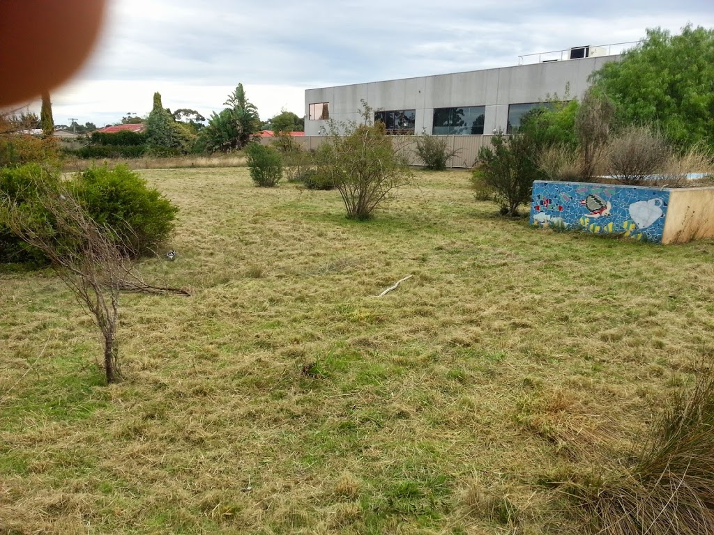 Gilbos Grass Cutting |  | 52 Smoult Dr, Kurunjang VIC 3337, Australia | 0498763920 OR +61 498 763 920