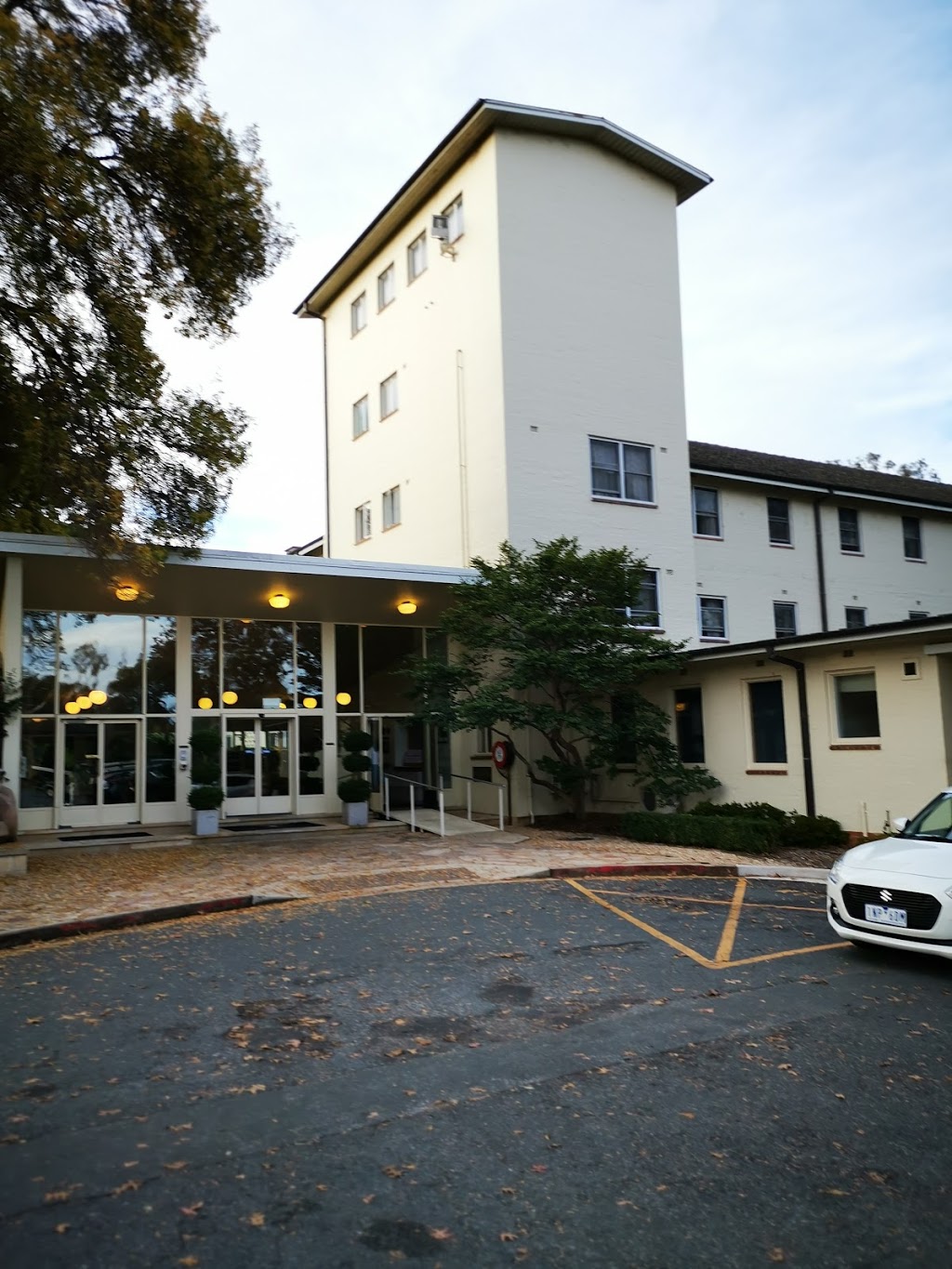 University House Hotel | 1 Balmain Cres, Acton ACT 2601, Australia | Phone: (02) 6125 5211