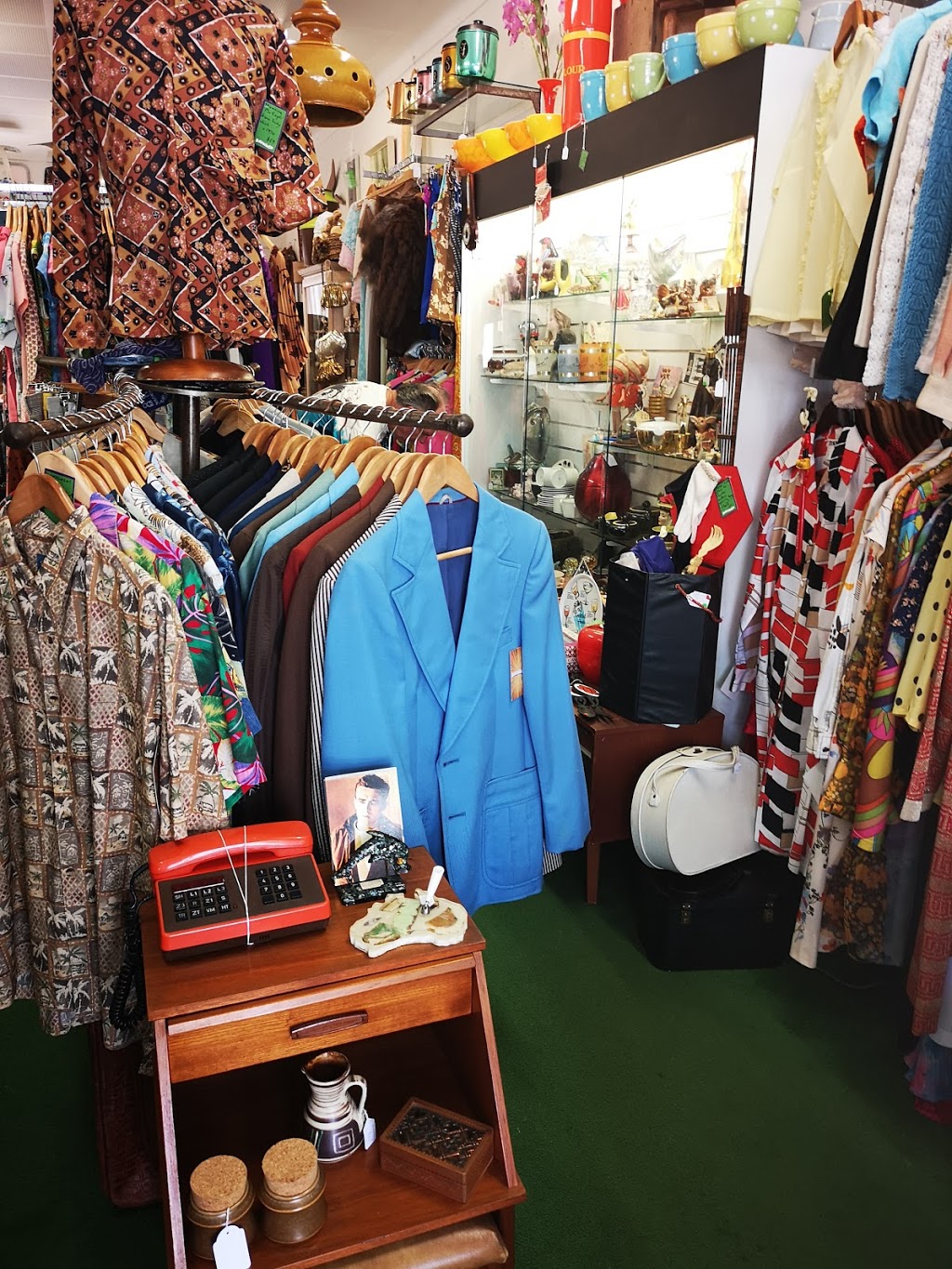 Retrosheila | clothing store | 17 McLean St, Coolangatta QLD 4225, Australia | 0488075879 OR +61 488 075 879