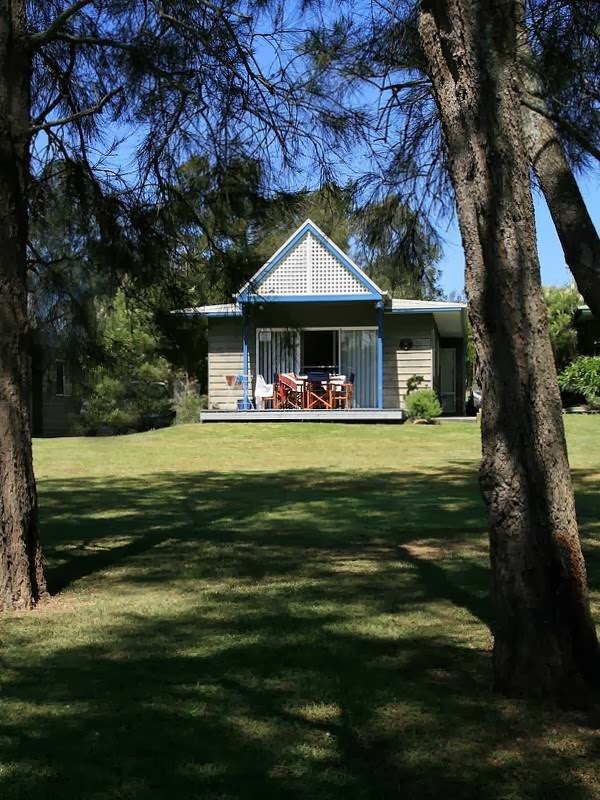 Berrara Beach Kangaroo Cabin | lodging | 33 Berrara Rd, Berrara NSW 2540, Australia | 0296609879 OR +61 2 9660 9879