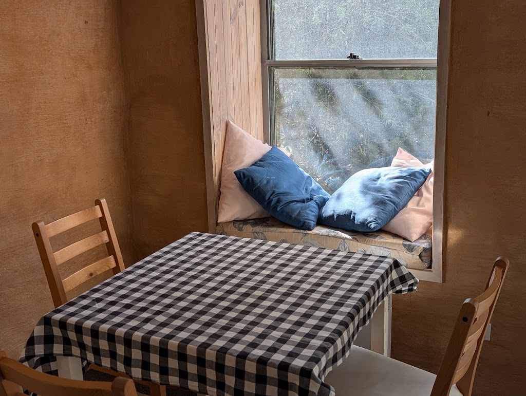 Frogsong Cottages | 12 Goughs Point Ridge, Mountain Bay VIC 3723, Australia | Phone: 0437 507 040