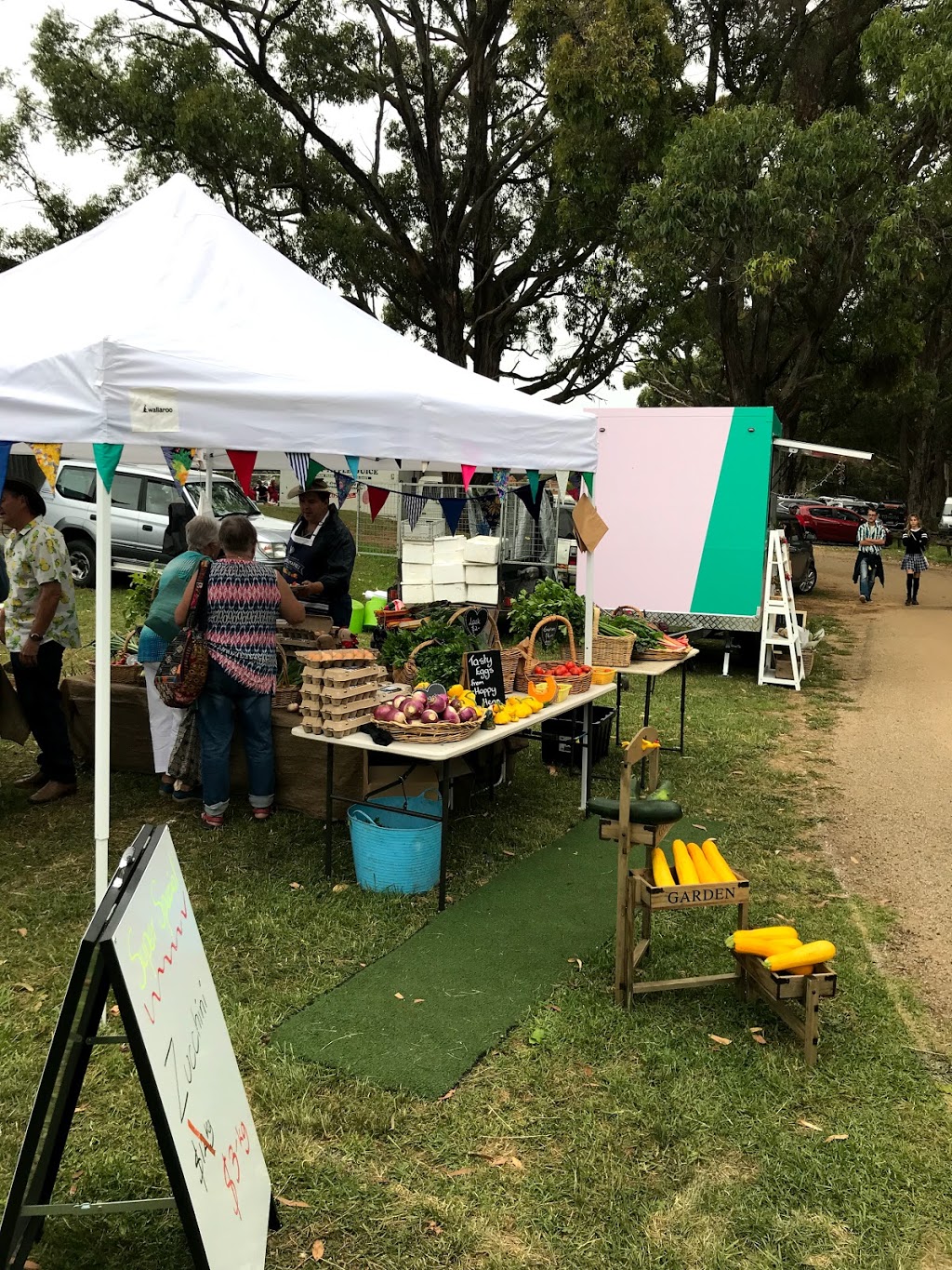 Red Hill Community Market - First Saturday of the Month | tourist attraction | 266 Arthurs Seat Rd, Red Hill VIC 3937, Australia | 0359763266 OR +61 3 5976 3266