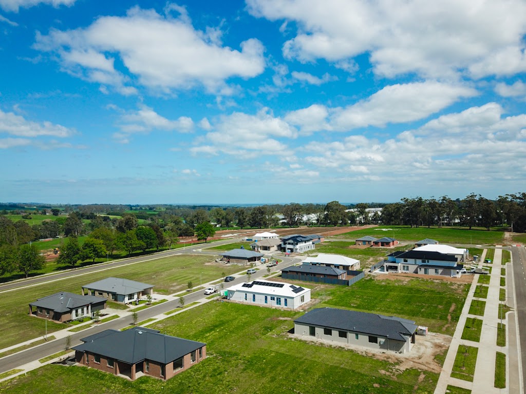 Drouin Fields Estate | 70 Gardner and Holman Rd, Drouin VIC 3818, Australia | Phone: 0466 990 241