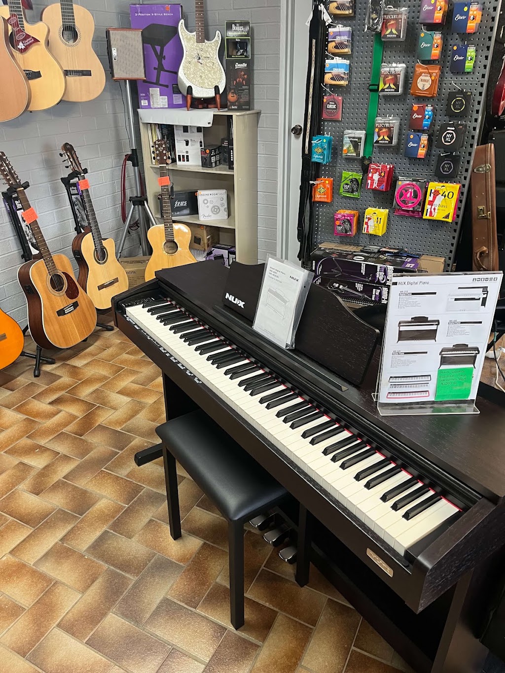 GIG Guitars Music Store | 117 Ferguson St, Glen Innes NSW 2370, Australia | Phone: 0488 200 801
