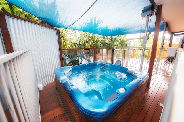 Barneys Place | lodging | 17 Verdichio Ave, Mermaid Waters QLD 4218, Australia | 0401381571 OR +61 401 381 571